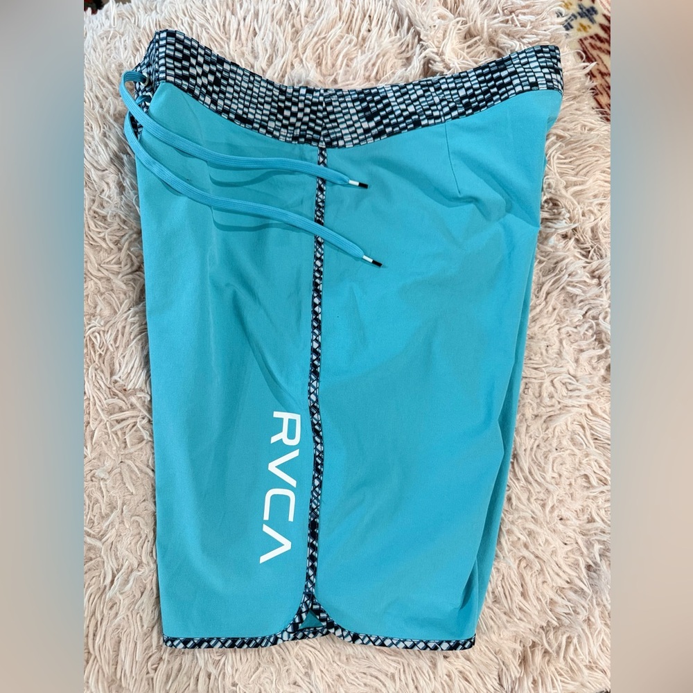 RVCA 4way stretch performance
Men's Turquoise Board Shorts Sz 34 with navy trim